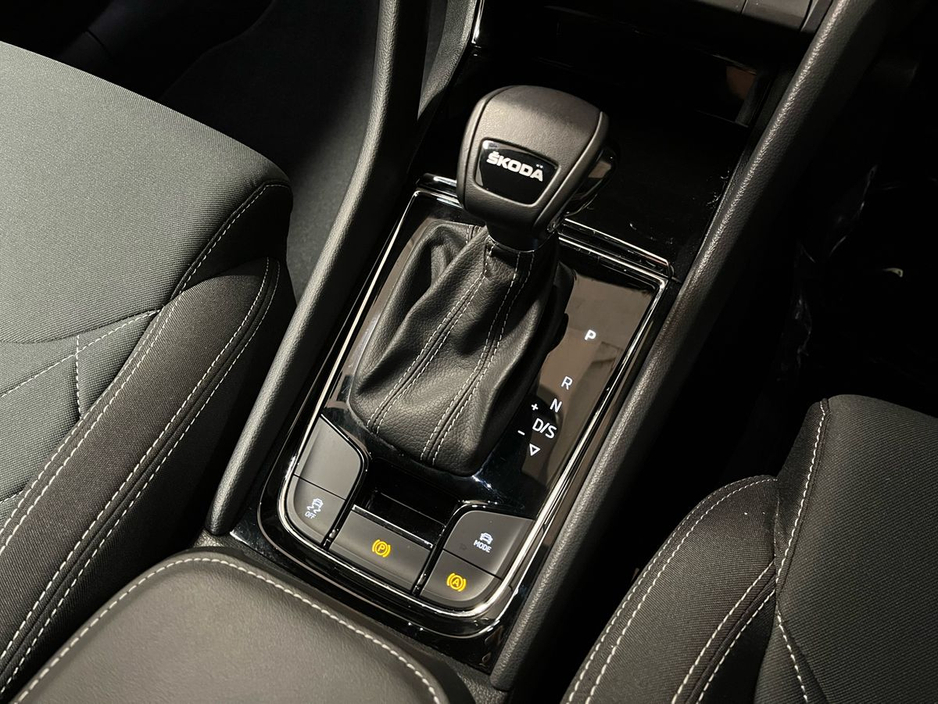 Skoda Karoq Sportline DSG 2.0TDI 115BHP - Reversing Camera - Climate Control - Heated Seats - Cruise Control - Apple CarPlay/Android Auto — thumbnail 11