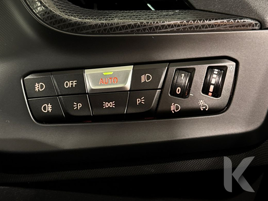 BMW 1 Series 1.5 AUTOMATIC - ELECTRIC TAILGATE - MULTI FUNCTION STEERING WHEEL - CRUISE CONTROL - REVERSE CAMERA - ELECTRIC SEATS — thumbnail 25