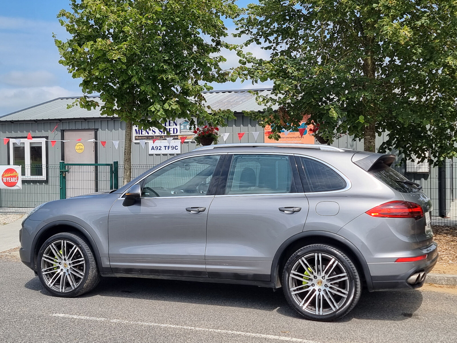 2015 Porsche Cayenne 3L Petrol Plug-in Hybrid For Sale Images