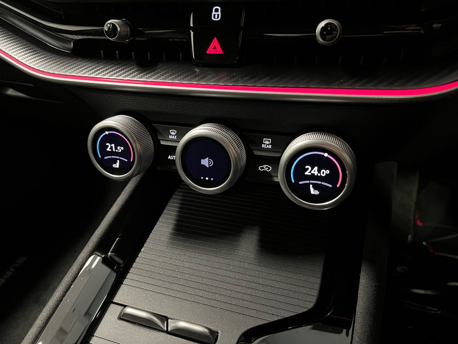 Skoda Superb Sportline DSG 2.0TDI 150BHP - 19 Inch Alloys - Reversing Camera - Ambient Lighting - Climate Control - Electric Heated Seats - Keyless Start - Apple CarPlay/Android Auto — thumbnail 14
