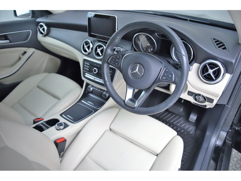 Mercedes-Benz GLA Class GLA 180 *BEIGE LEATHER* — thumbnail 13