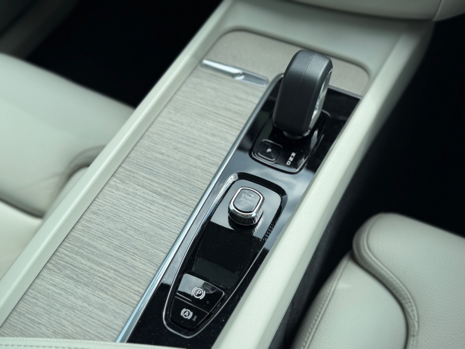 2023 Volvo XC60 2L Petrol Plug-in Hybrid For Sale Images