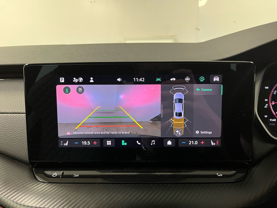 Skoda Octavia Sportline DSG 2.0TDI 150BHP - Reversing Camera - Ambient Lighting - Climate Control - Heated Seats - Keyless Start - Apple CarPlay/Android Auto — thumbnail 14