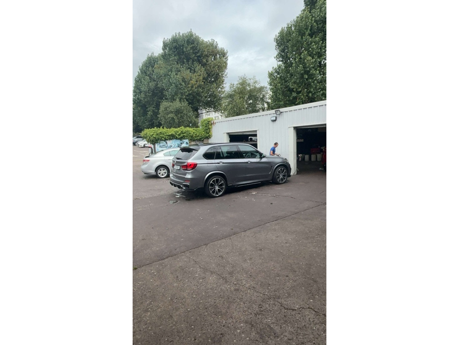 BMW X5 KS82 4DR AUTO M50D 7
