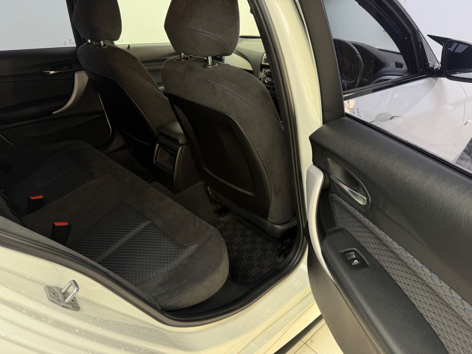 BMW 1 Series 118D 2.0 DIESEL M-SPORT PRO PLUS M-PERFORMANCE AUTOMATIC // M3 CS ALLOY PACKAGE INCLUDED // ALPINE WHITE METALLIC // LED MATRIX LIGHTING // LANE DEPARTURE ASSIST // PRO MEDIA PACK // CRUISE CONTROL — thumbnail 27