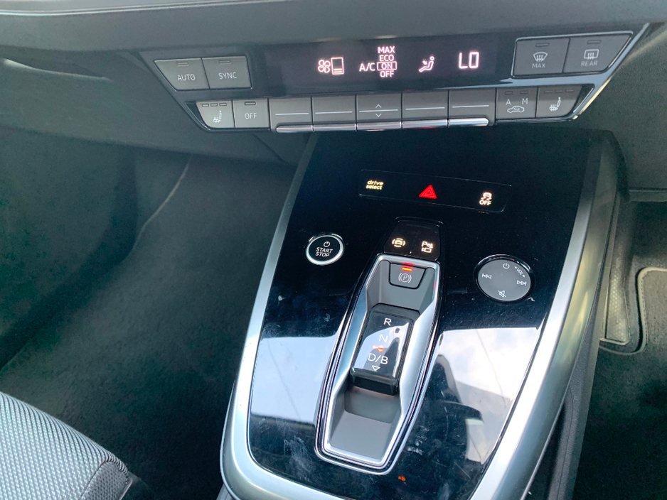 Audi Q4 e-tron E-TRON SPORT 35 EV AUTO // ONE OWNER // FULL SERVICE HISTORY // STUNNING CONDITION // 08/27 NCT AND €120 ROAD TAX // REVERSE CAMERA, HEATED SEATS AND — thumbnail 23