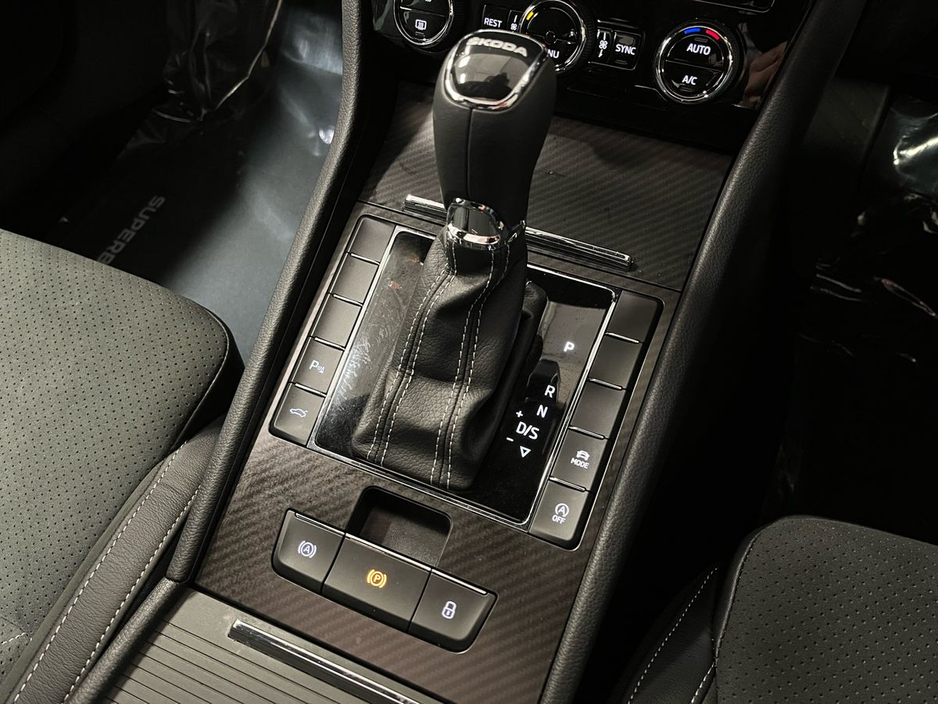 Skoda Superb Sportline DSG 2.0TDI 150BHP - Reversing Camera - Sunroof - Climate Control - Heated Seats - Cruise Control - Keyless Start - Apple CarPlay/Android Auto — thumbnail 11
