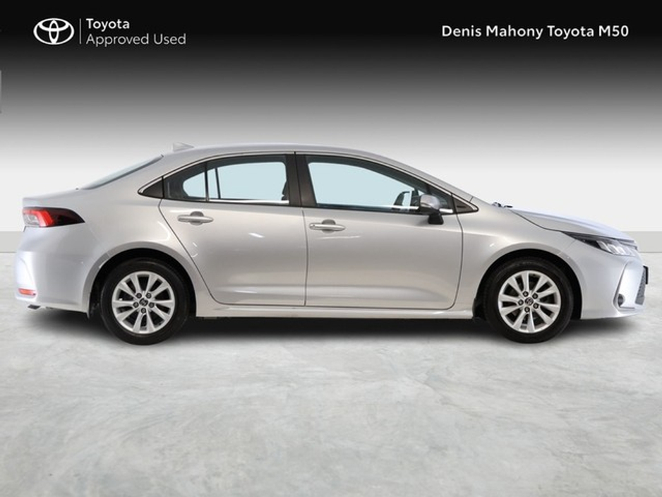Toyota Corolla Luna Hybrid Saloon — thumbnail 3