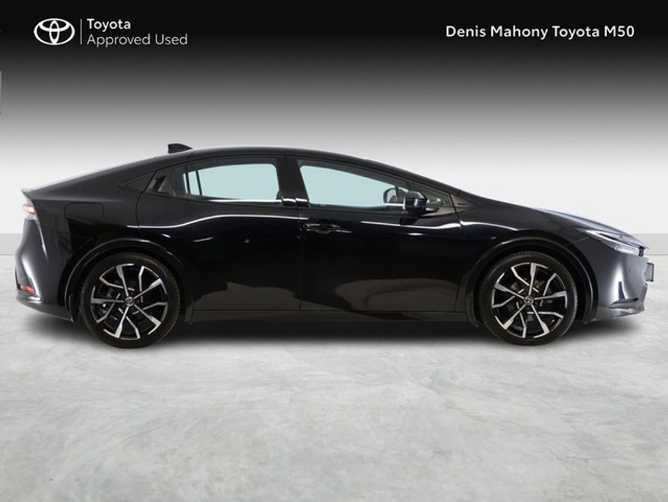 Toyota Prius Plug-In Hybrid — thumbnail 3