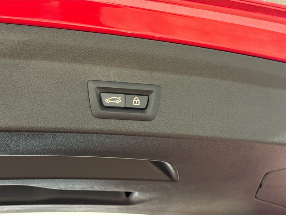 BMW 1 Series 1.5 AUTOMATIC - ELECTRIC TAILGATE - MULTI FUNCTION STEERING WHEEL - CRUISE CONTROL - REVERSE CAMERA - ELECTRIC SEATS — thumbnail 11