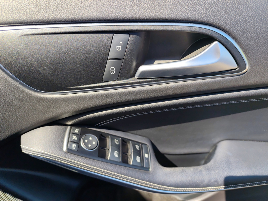 Mercedes-Benz GLA Class 1.6 Petrol Auto — thumbnail 17