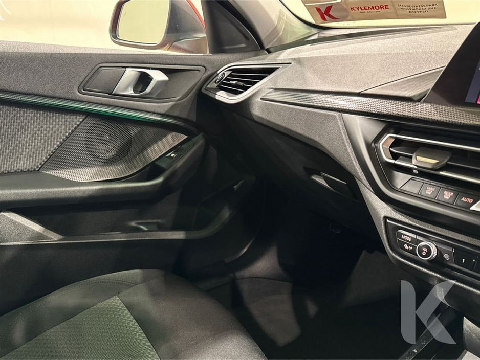 BMW 1 Series 1.5 AUTOMATIC - ELECTRIC TAILGATE - MULTI FUNCTION STEERING WHEEL - CRUISE CONTROL - REVERSE CAMERA - ELECTRIC SEATS — thumbnail 26