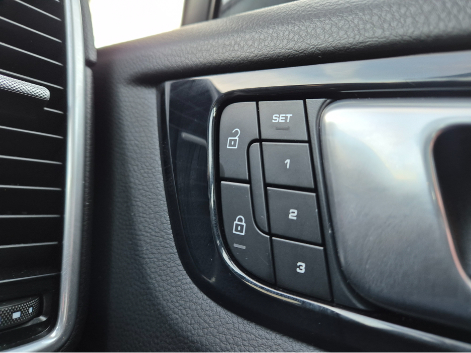 2023 Porsche Cayenne 3.0L Petrol Plug-in Hybrid For Sale Images