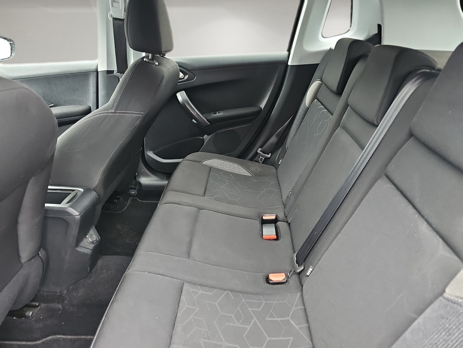 Peugeot 2008 ACTIVE 1.2 ** 1 OWNER IRISH CAR  ** GREAT SPEC ** 2 KEYS ** SUPERB EXAMPLE ** — thumbnail 12