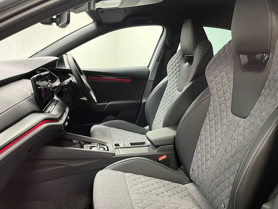 Skoda Octavia Sportline DSG 2.0TDI 150BHP - Reversing Camera - Ambient Lighting - Climate Control - Heated Seats - Keyless Start - Apple CarPlay/Android Auto — thumbnail 11