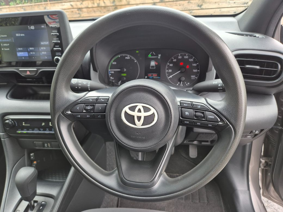 Toyota Yaris 1.5 HYBRID / X SPEC / BEST SMALL CAR ON THE ROAD / TAX €150 — thumbnail 18