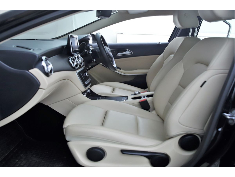 Mercedes-Benz GLA Class GLA 180 *BEIGE LEATHER* — thumbnail 15