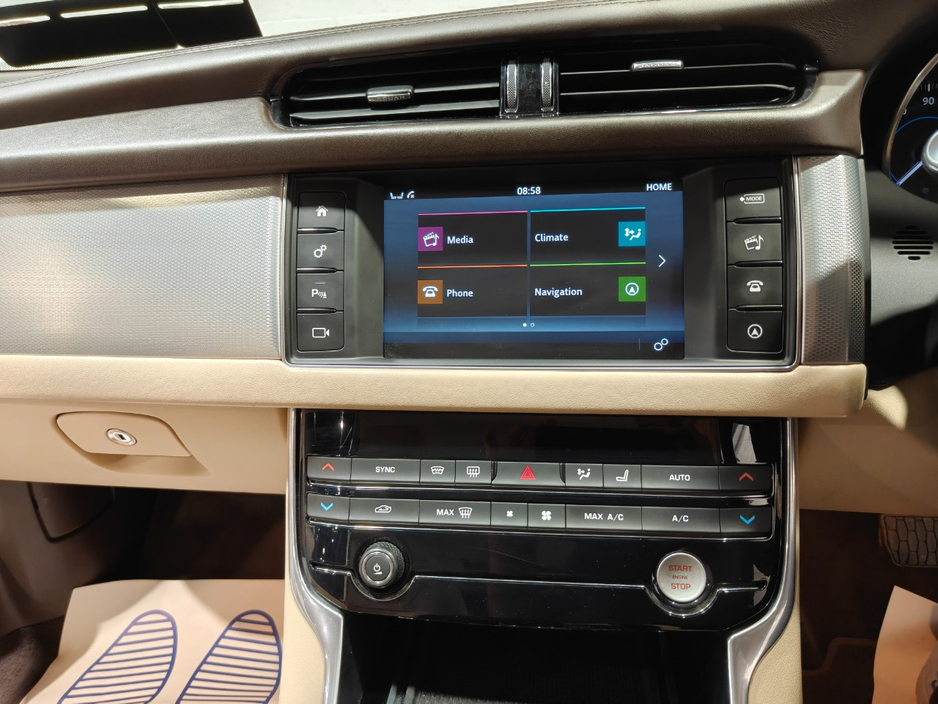 Jaguar XF 2.0 D PORTFOLIO 180PS AUTO 4DR — thumbnail 16