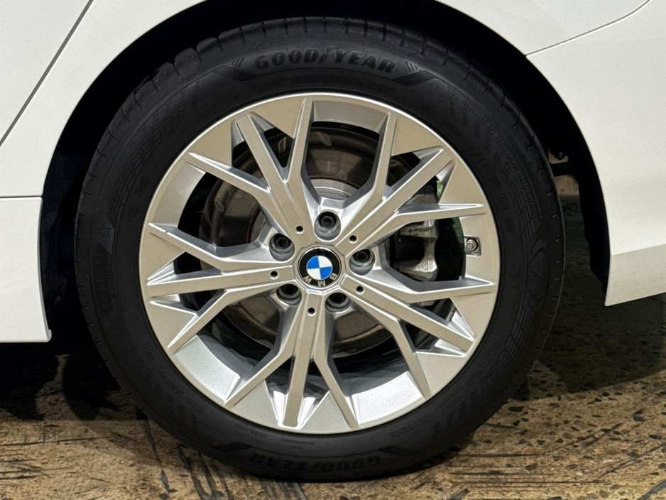 BMW 1 Series 120 NEW MODEL - 1.5 HYBRID AUTOMATIC - FACTORY ALLOYS - DIGITAL DASH - REVERSE/ FRONT CAMERA - ELECTRIC SEATS — thumbnail 10