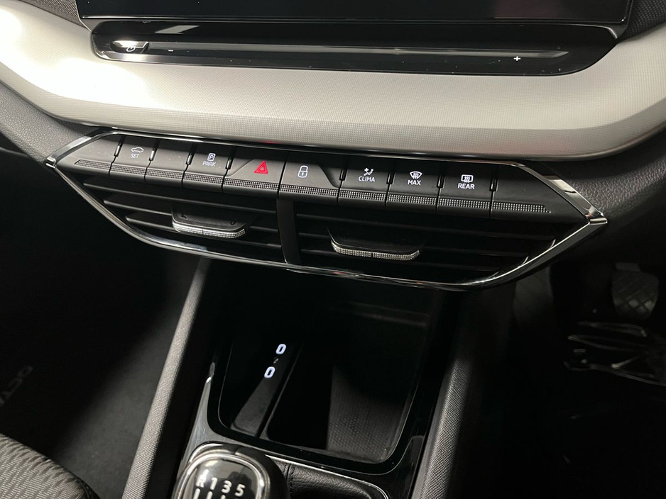 Skoda Octavia Style 1.0TSI 110BHP - Reversing Camera - Climate Control - Cruise Control - Heated Seats - Keyless Start - Apple CarPlay/Android Auto — thumbnail 12