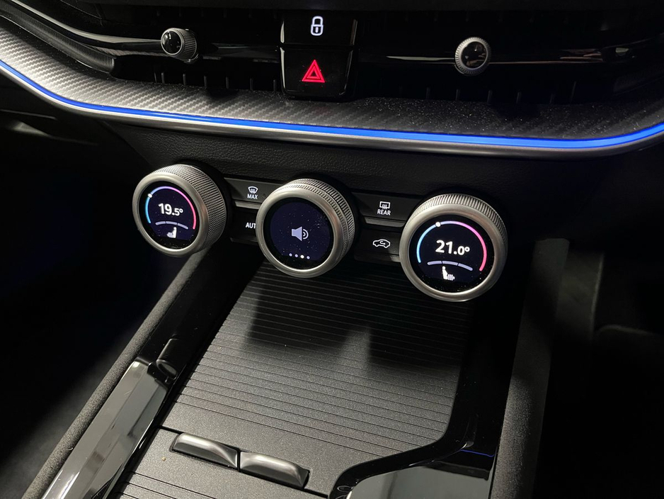 Skoda Superb Sportline DSG 2.0 TDI 150BHP - Reversing Camera - Ambient Lighting - Climate Control - Electric Heated Memory Seats - Keyless Start - Apple CarPlay/Android Auto — thumbnail 14