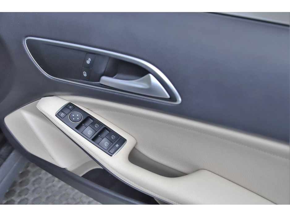 Mercedes-Benz GLA Class GLA 180 *BEIGE LEATHER* — thumbnail 24