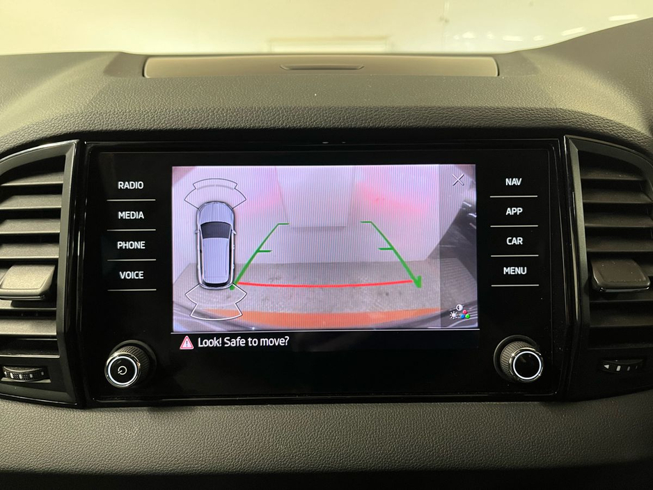 Skoda Karoq Sportline DSG 2.0TDI 115BHP - Reversing Camera - Climate Control - Heated Seats - Cruise Control - Apple CarPlay/Android Auto — thumbnail 14