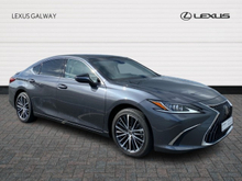 Lexus ES 300 H Dynamic Lexus Link & Cloud Navi // Heated Mirrors // Power Folding Mirrors // Apple Carplay // Android Auto // Dual Zone Climate Control