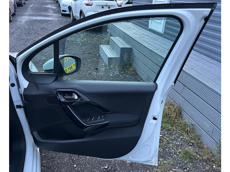Peugeot 208 Puretech 1.2L Petrol Automatic (2763) — thumbnail 9
