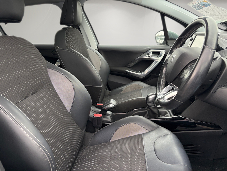 Peugeot 2008 ALLURE 1.2 PURETECH  ** PANORAMIC GLASS ROOF ** HALF LEATHER INTERIOR ** SAT NAV ** SUPERB EXAMPLE ** — thumbnail 12