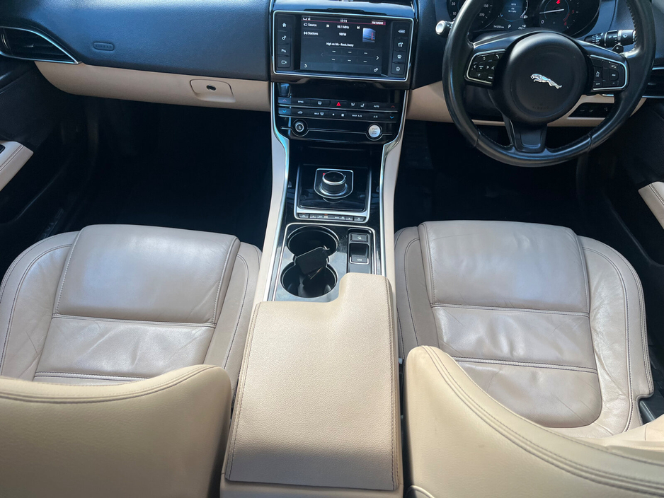 Jaguar XE 2.0 D Prestige Manual 180PS — thumbnail 17