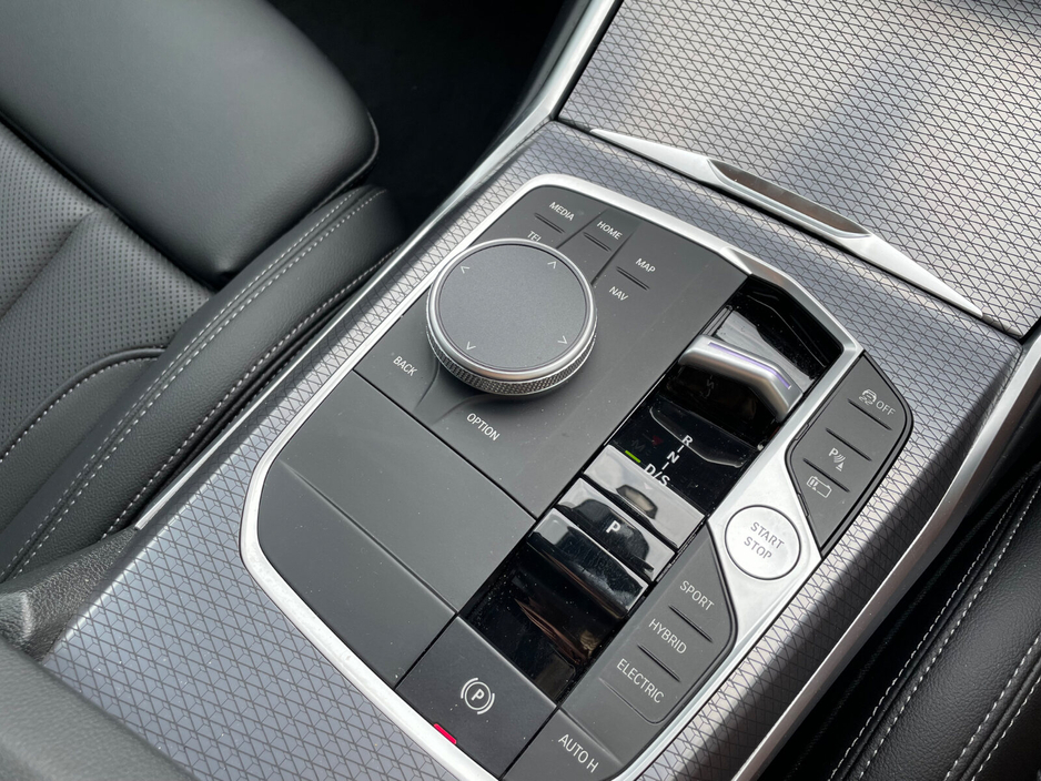 2025 BMW 3 Series 2L Petrol Plug-in Hybrid For Sale Images