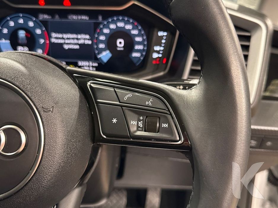 Audi A1 1.0 TFSI ADVANCED AUTOMATIC - WHITE/BLACK TWO TONE - FACTORY ALLOYS - LED HEADLIGHTS - HEATED SEATS - REAR CAMERA — thumbnail 17