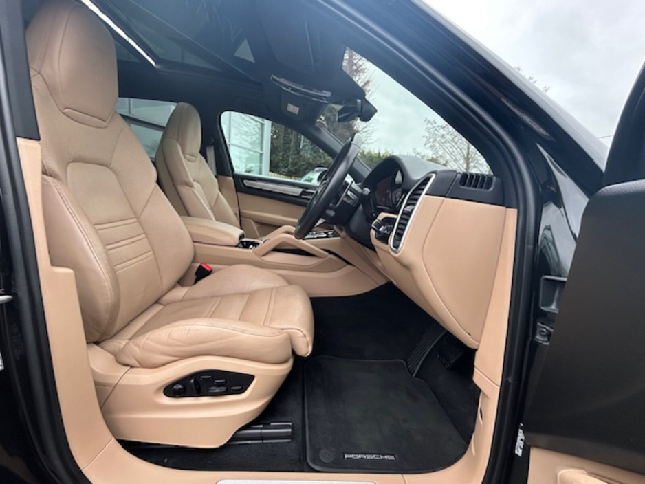 2023 Porsche Cayenne 3L Petrol Plug-in Hybrid For Sale Images