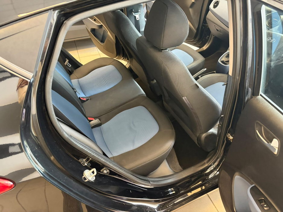Hyundai i10 1.0 Deluxe Auto 4DR. Irish Car, NCT & TAX, 2Keys, Bluetooth, MFSW, Air Conditioning, Irish Radio, Alloy Wheels, Folding Rear Seats, Luggage Cover, USB/AUX and more. — thumbnail 18