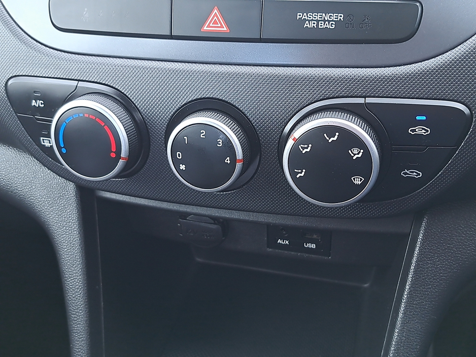 Hyundai i10 Classic Model 1.0 Petrol, Bluetooth, Air conditioning, with 87,000 Miles. — thumbnail 22