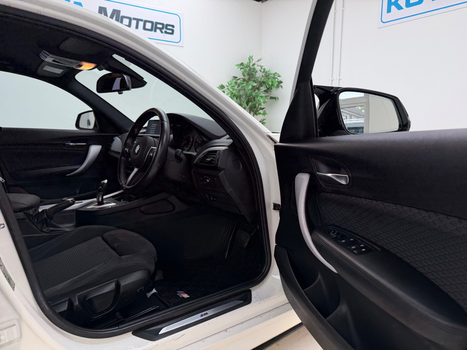 BMW 1 Series 118D 2.0 DIESEL M-SPORT PRO PLUS M-PERFORMANCE AUTOMATIC // M3 CS ALLOY PACKAGE INCLUDED // ALPINE WHITE METALLIC // LED MATRIX LIGHTING // LANE DEPARTURE ASSIST // PRO MEDIA PACK // CRUISE CONTROL — thumbnail 28