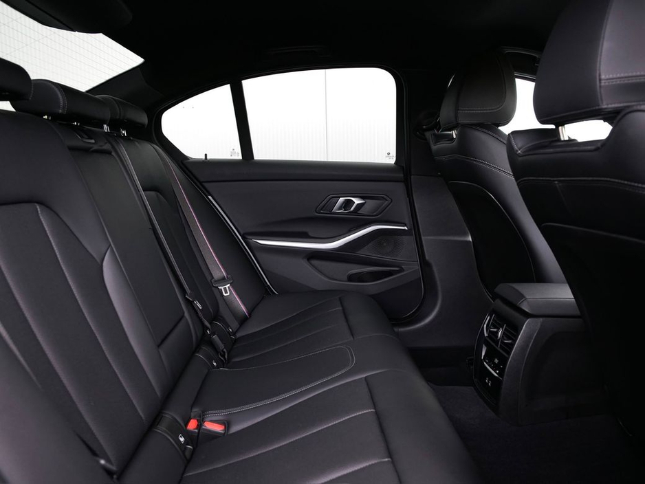BMW 3 Series 330E M SPORT — thumbnail 31