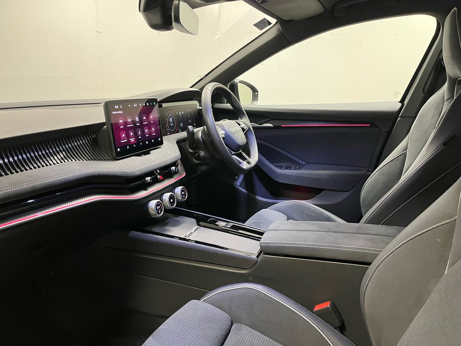 Skoda Superb Sportline DSG 2.0TDI 150BHP - 19 Inch Alloys - Reversing Camera - Ambient Lighting - Climate Control - Electric Heated Seats - Keyless Start - Apple CarPlay/Android Auto — thumbnail 5
