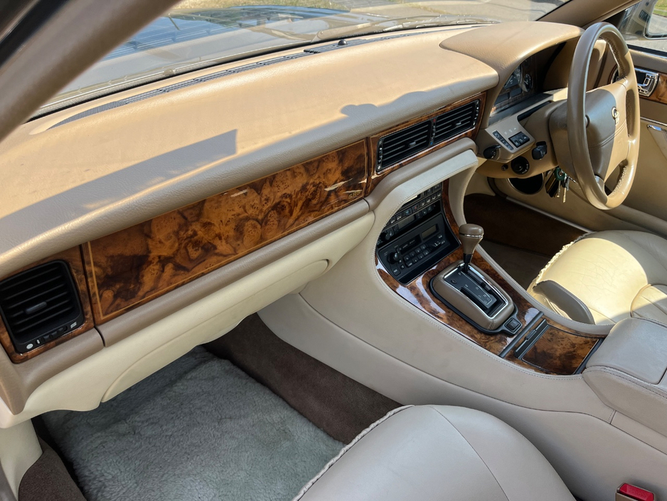 1995 Daimler Saloon 4.1L Petrol For Sale Images