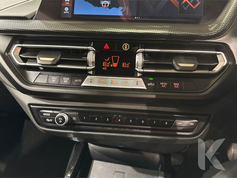 BMW 1 Series 1.5 AUTOMATIC - ELECTRIC TAILGATE - MULTI FUNCTION STEERING WHEEL - CRUISE CONTROL - REVERSE CAMERA - ELECTRIC SEATS — thumbnail 21