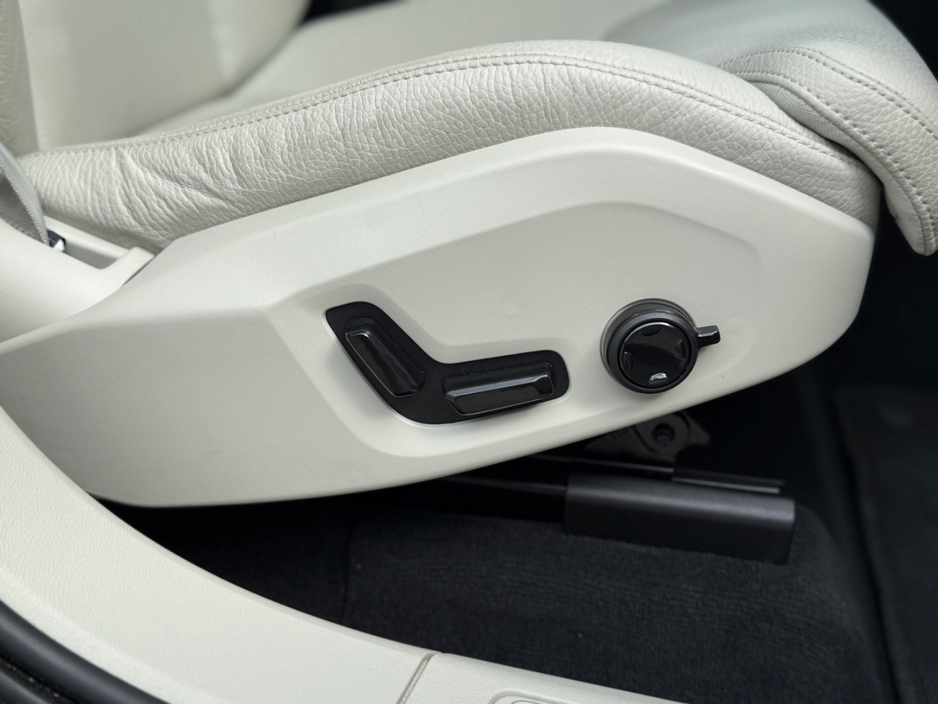 2023 Volvo XC60 2L Petrol Plug-in Hybrid For Sale Images