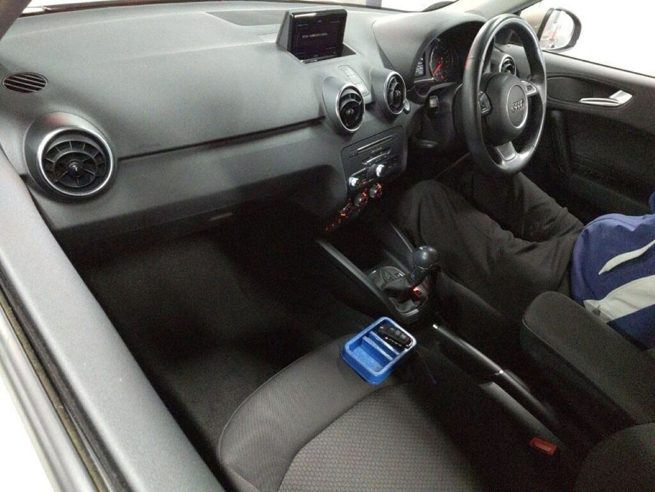 Audi A1 1.0 TFSI AUTOMATIC - MOCHA/BLACK TWO TONE - FACTORY ALLOYS - HEATED SEAT - REAR CAMERA — thumbnail 3