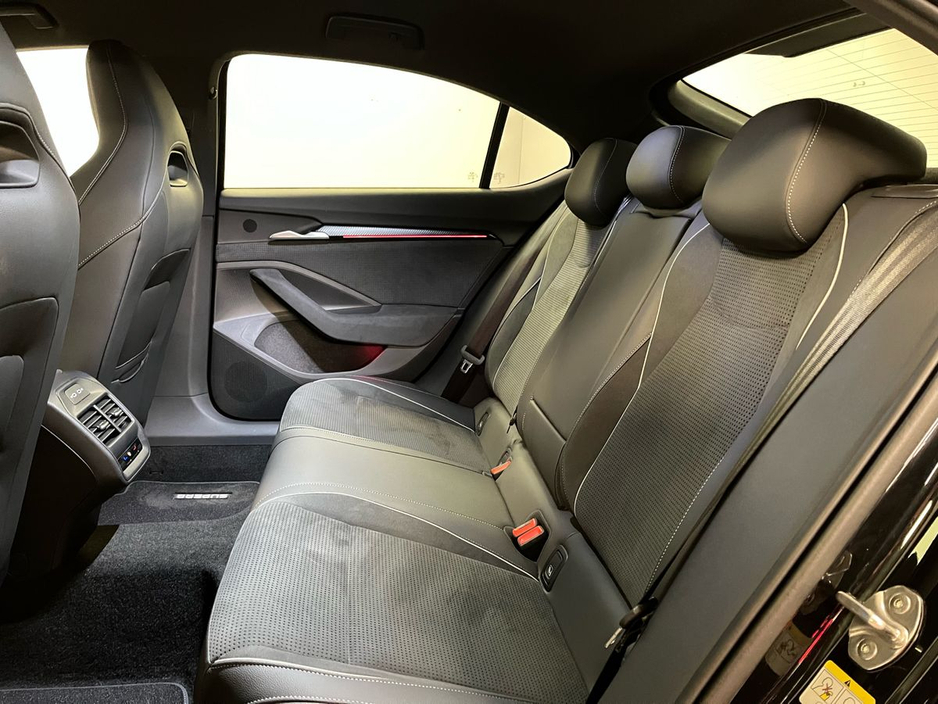 Skoda Superb Sportline DSG 2.0TDI 150BHP - 19 Inch Alloys - Reversing Camera - Ambient Lighting - Climate Control - Electric Heated Seats - Keyless Start - Apple CarPlay/Android Auto — thumbnail 8