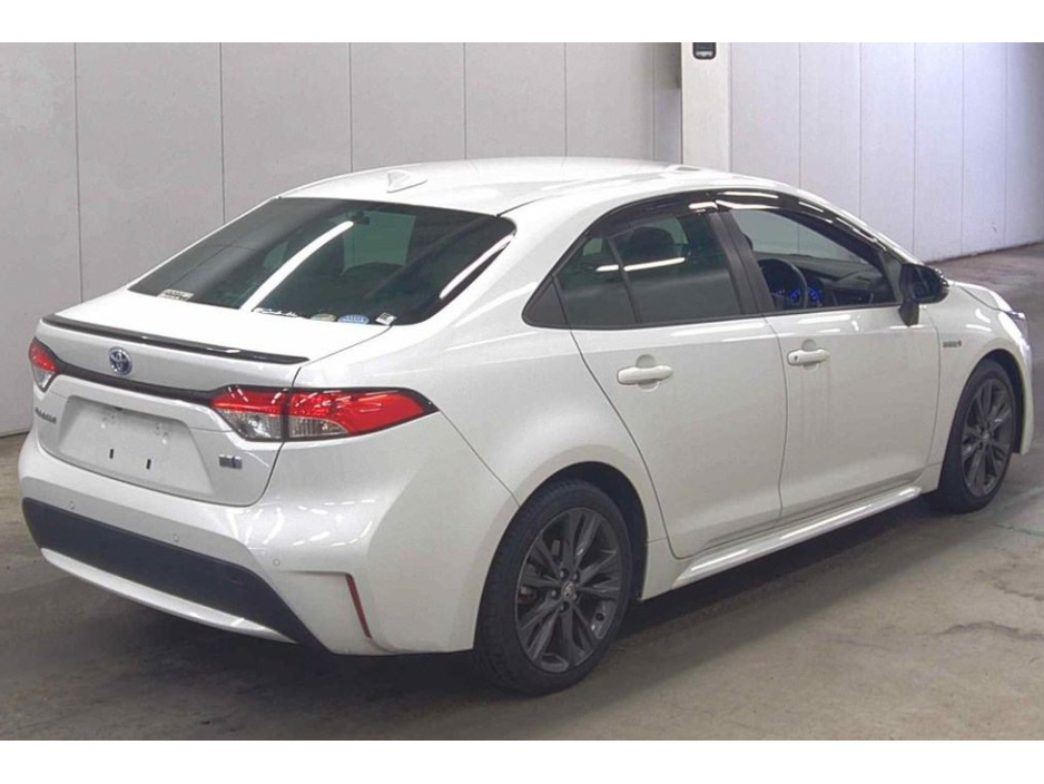 Toyota Corolla 1.8 Petrol Hybrid Auto Saloon — thumbnail 3