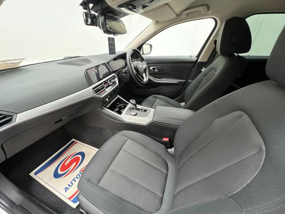 BMW 3 Series 320d xDrive 4WD — thumbnail 14