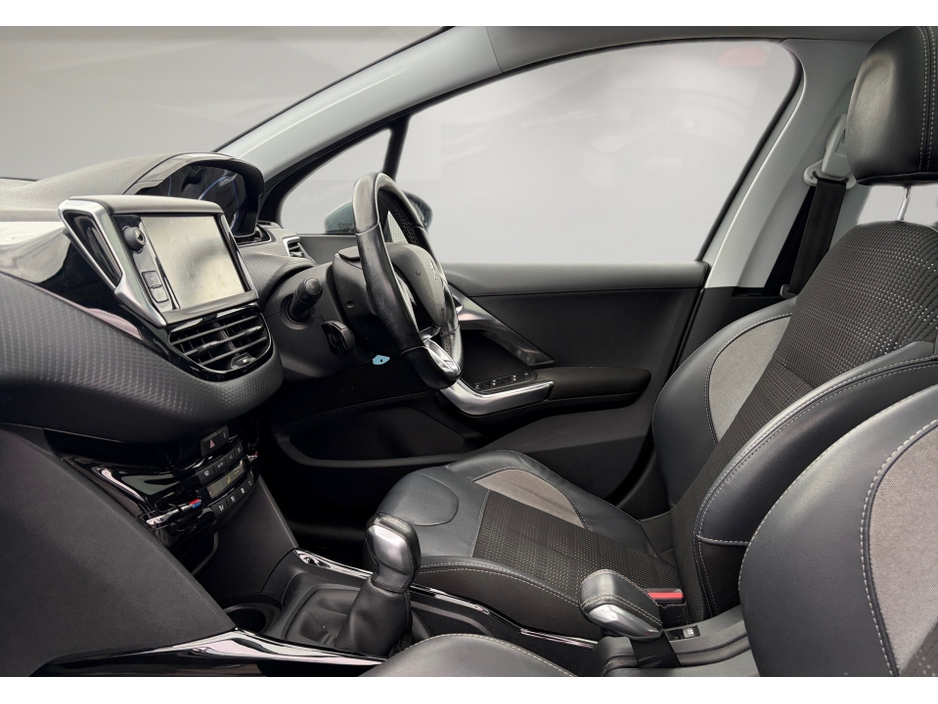 Peugeot 2008 ALLURE 1.2 PURETECH  ** PANORAMIC GLASS ROOF ** HALF LEATHER INTERIOR ** SAT NAV ** SUPERB EXAMPLE ** — thumbnail 11