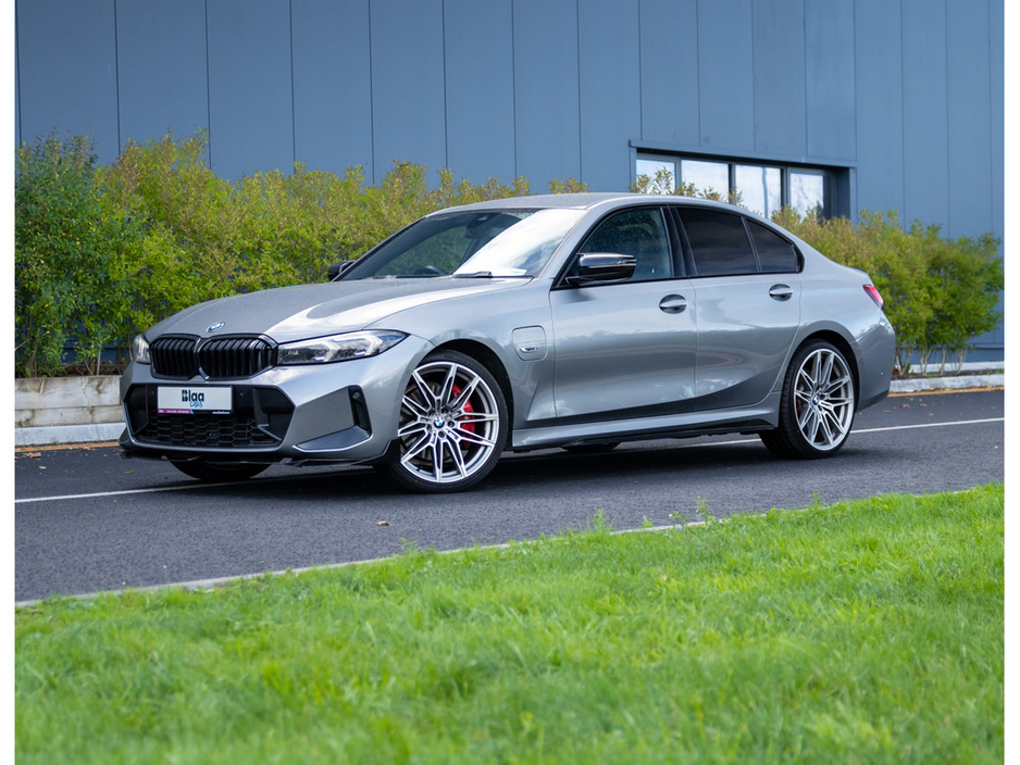 BMW 3 Series 2023 330E M-SPORT PRO