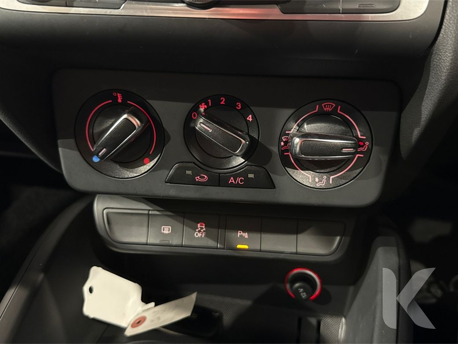 Audi A1 1.0 TFSI AUTOMATIC - RED/BLACK TWO TONE - FACTORY ALLOYS - XENON HEADLIGHTS - PARKING AID - HEATING / AC CONTROLS — thumbnail 22