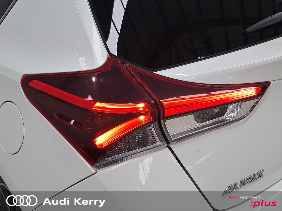 Toyota Auris HYBRID LUNA SPORT 4DR AUTO — thumbnail 28